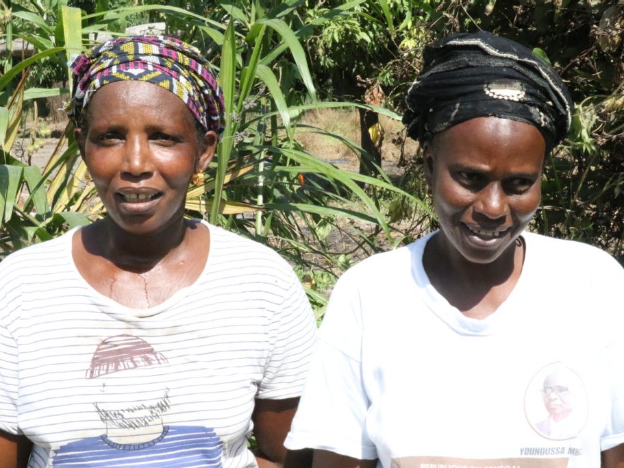 Halimatou Kandé (left) and Fatimata Baldé (right) sit together on their commune.