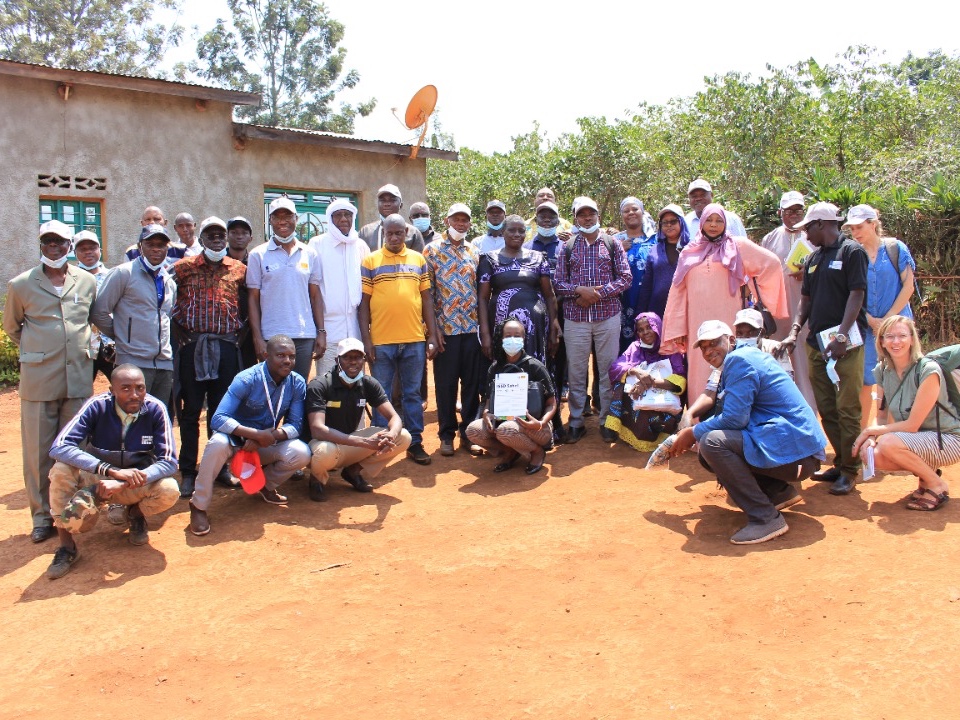 PSSD, ISSD/Sahel, and other visit participants pose for a group picture outside